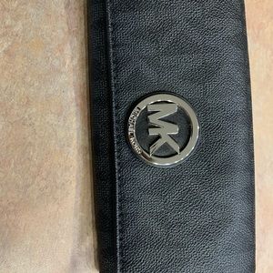 NWOT Michael Kors Fulton Carryall Sig Wallet